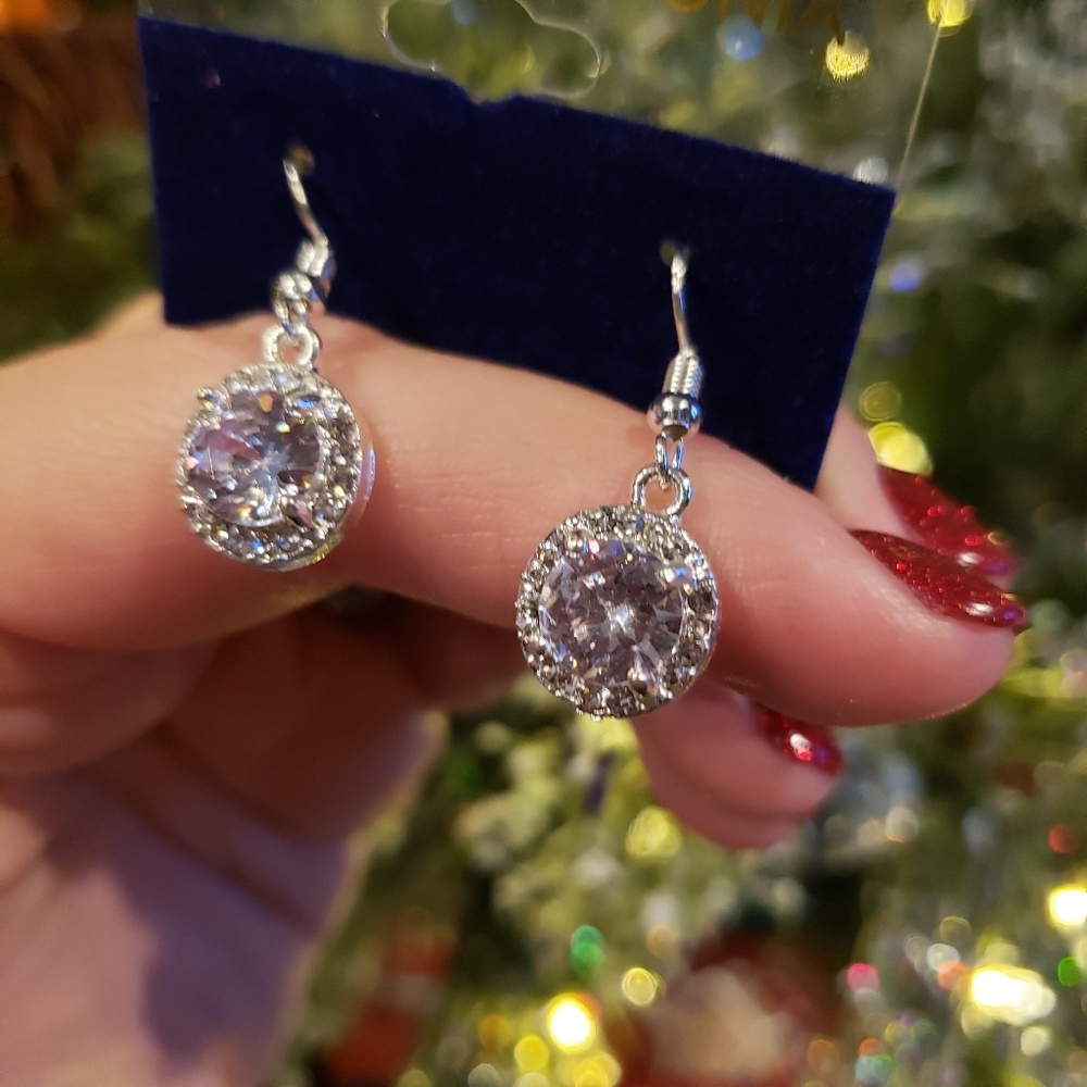 B1G1! 🌟😍 Stunning & Sparkling CZ Dangle Earrings 😍